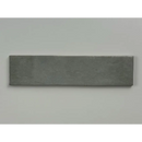 Grijze trend tegels grijs glans 6x24,6 met gladde metalen bar en matte afwerking