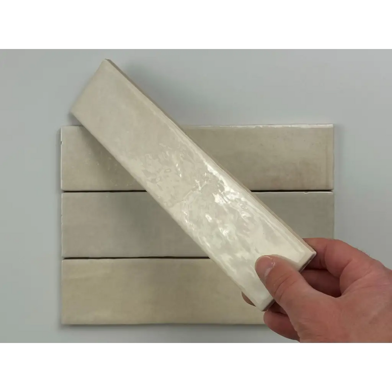 Creamkleurige Trend Tegels beige glans 6x24,6 met glanzende afwerking en gouden details