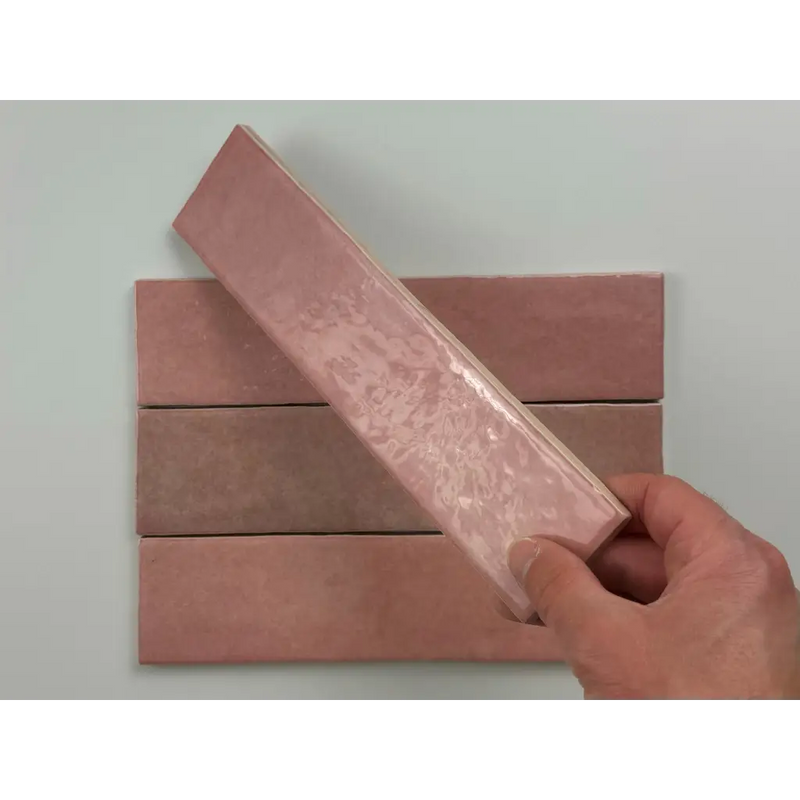 Roze tegels Trend Tegels roze glans 6x24,6 met bloempatroon en opbergplek voor messen