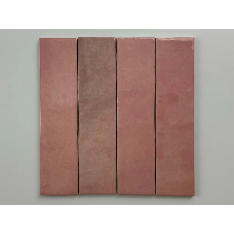 Roze tegels met glans en subtiele textuur voor een trendy look