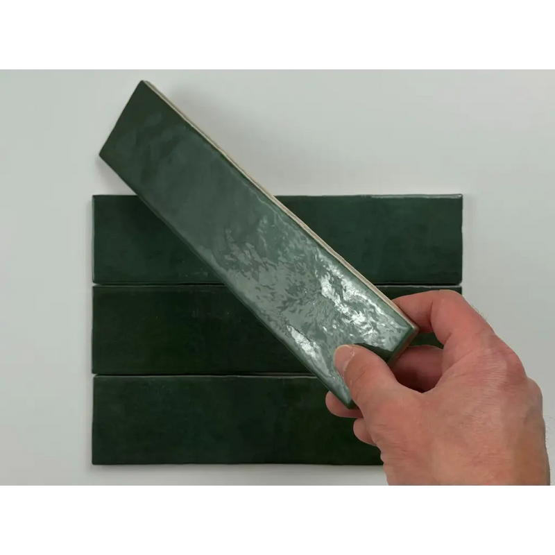 Groene glanzende keramische tegels van Trend Tegels donker groen 6x24,6