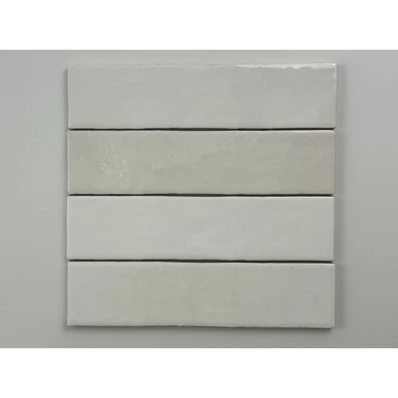 Witte glanzende tegels met grijze en beige tinten voor een trendy look