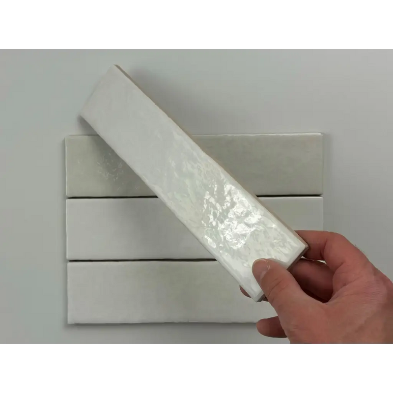 Witte glanzende tegels met subtiele textuur voor trendy tegels wit glans 6x24,6