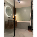Moderne badkamer met een lightgreen edge glossy rand en verzonken ronde spiegel