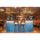 Moderne bar met Alchimia Blue tegels en houten barkrukken voor een stijlvol interieur