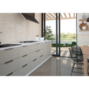 Moderne witte keukenkasten met Alchimia Ivory 7,5x30 vloertegels en strakke handgrepen