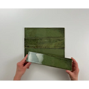 Groene metalen paneel met horizontale segmenten van Alchimia Olive 7,5x30 tegel