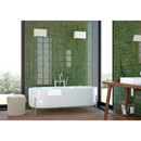 Witte vrijstaande badkuip met zilveren kraan naast Alchimia Olive keramische tegel