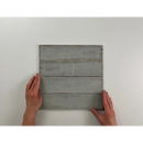 Grijze metalen panelen met horizontale lijnen, ideaal voor Alchimia Pearl keramische metro