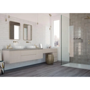 Moderne drijvende dubbele wastafel met Alchimia White tegels en witte wastobes