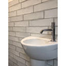 Witte porseleinen wasbak met chromen kraan van Alchimia White tegels