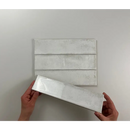 Witte rechthoekige doos wordt geopend met Alchimia White 7,5x30 vloertegels