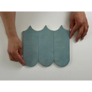Drie teal scalloped stukken stof van Alure Aqua Visschub wandtegel 8x21,5 in een rij