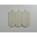 Drie verbonden afgeronde panelen in een schelpenvorm van Alure Ivory Visschub wandtegel 8x21