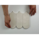 Witte scalloped tegels in een overlappend patroon van Alure Ivory Visschub wandtegel 8x21