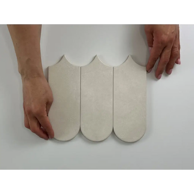 Witte scalloped tegels in een overlappend patroon van Alure Ivory Visschub wandtegel 8x21