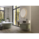 Moderne vrijstaande ovale badkuip met matte witte afwerking naast Alure Ivory wandtegel