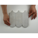 Drie gebogen betonnen tegels in visschubpatroon van Alure Pearl Visschub wandtegel 8x21