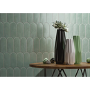 Moderne keramische vazen in zwart, wit en groen op een houten tafel met Alure Sage Visschub