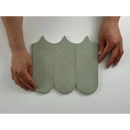 Sage groene visschub wandtegel 8x21 met overlappende schubbenpatroon
