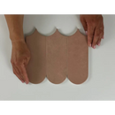 Bruin scalloped cardstock patroon in handen van Alure Terra Visschub wandtegel 8x21,5