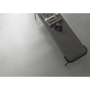 Minimalistisch grijs strijkbord met enkele items op de Alure White 75x75 Rett