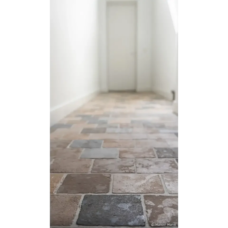 Stone tile flooring met een verweerd, rustiek uiterlijk van Ambachtelijke Adel mix 15x15