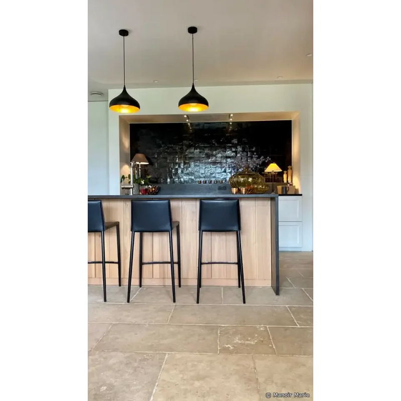 Moderne bar met zwarte leren krukken en verlichting, Ambachtelijke Firenze beige