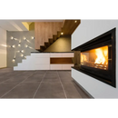 Moderne ingebouwde haard met vlammen door glas, perfect voor Ambiente Moka Mat