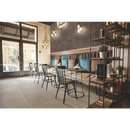 Moderne koffieshop met zwarte metalen stoelen en Ambiente nut mat 30 x 60 rett