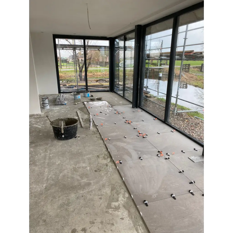 Vloerruimtes in een raster op beton met Ambiente Nut Mat 90 x 90 Rett