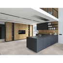 Moderne minimalistische keuken met Ambiente Pearl Mat, donkergrijze eiland en lichte kasten