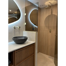 Moderne badkamer met vessel sink, backlit spiegel, rain shower en Ambiente Sand Mat tegel 60x60