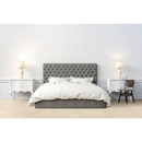 Grijze stoffen bed met witte bedding, perfect voor de Ambiente Sand Mat