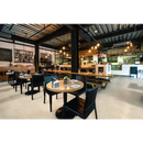 Moderne eetruimte met ronde tafels, zwarte stoelen en Ambiente sand mat 90 x 90