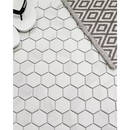 Witte hexagonale tegels met donkere voegen in honingraatpatroon van Carrara Wit Mat