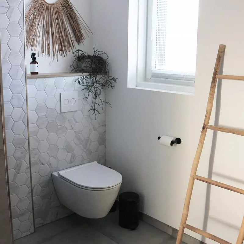 Wandtoilet met een ronde kom in Carrara White Matt stijl voor moderne badkamers