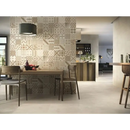 Moderne eettafel met stoelen bij een decoratieve muur, Arkety Bone 30x60 Rett