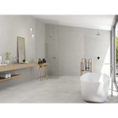 Moderne vrijstaande witte badkuip met vloeiende lijnen op Arkety Grey 60x120