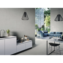 Moderne witte keuken met Arkety Grey 60x120 en minimalistisch design