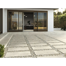 Moderne schuifglasdeuren met donkere frames in witte muur bij Arkety Sand 60x120 rett