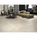 Moderne woonkamer met een grijze bank en Arkety Sand 60x60 rett vloer