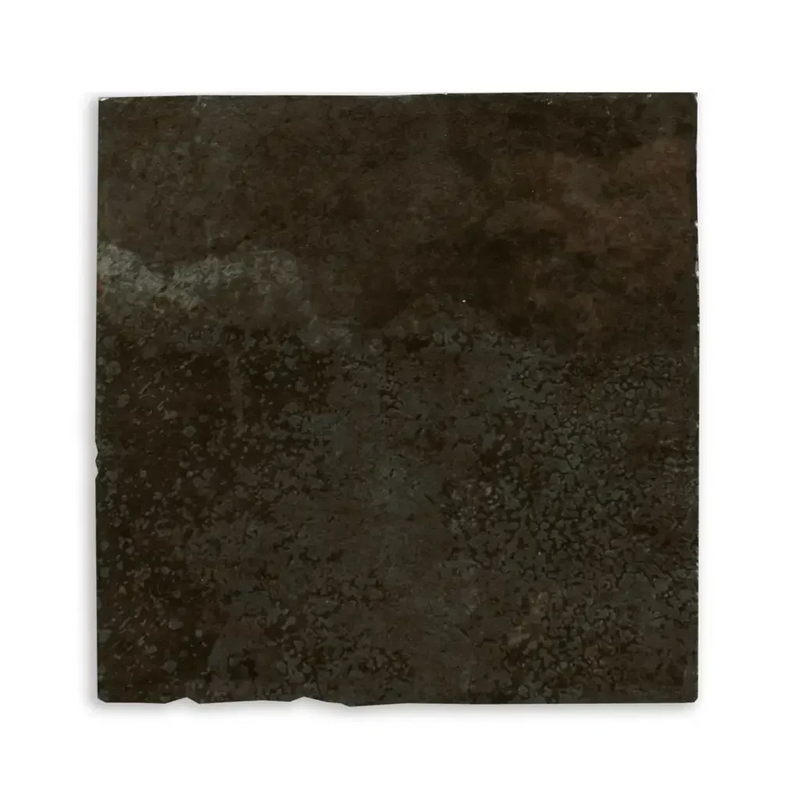 Donkere, verweerde Assisi Charcoal tegel met een distressed patina afwerking