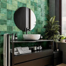 Ronde zwarte spiegel boven emerald groene Assisi Moss wandtegel muur