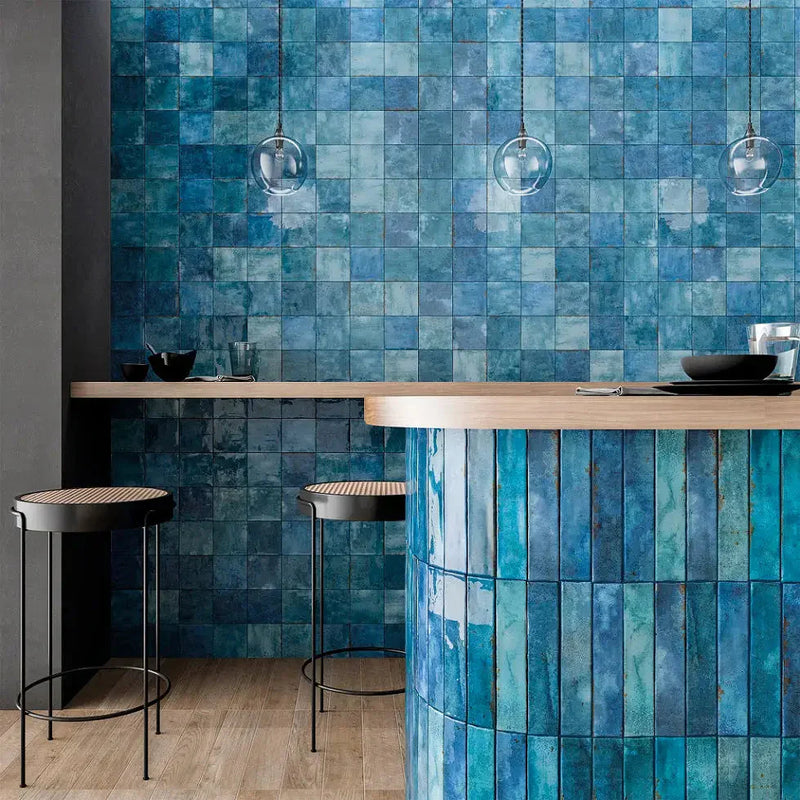 Moderne barkeeper met turquoise Assisi Ocean wandtegel en houten bovenkant