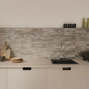Moderne keuken met Assisi Smoke wandtegel en stenen backsplash bij de gootsteen