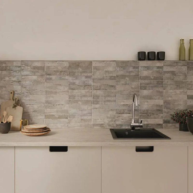 Moderne keuken met Assisi Smoke wandtegel en stenen backsplash bij de gootsteen