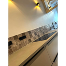 Keukenblad met Assisi Truffle wandtegel tegels en grijs tegelachterwand