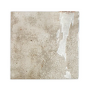 Verweerd beton of steen tegel met een afbladderende witte strip, Assisi Truffle