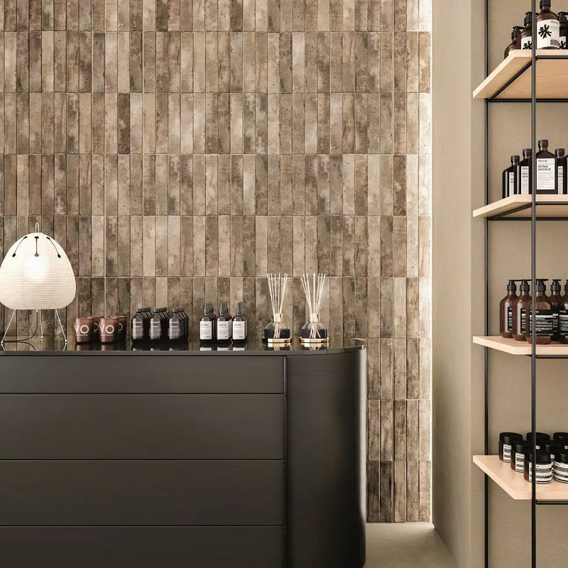 Textuur van Assisi Truffle vloertegels in verticale patronen op een wand